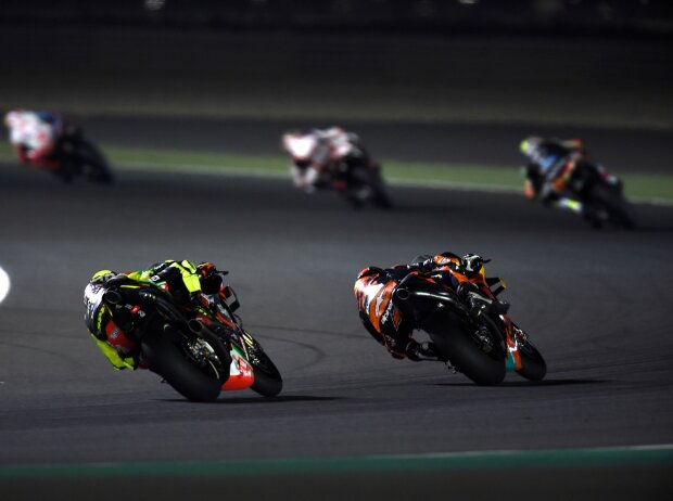 Titel-Bild zur News: Renn-Action beim GP Katar 2019 unter Flutlicht