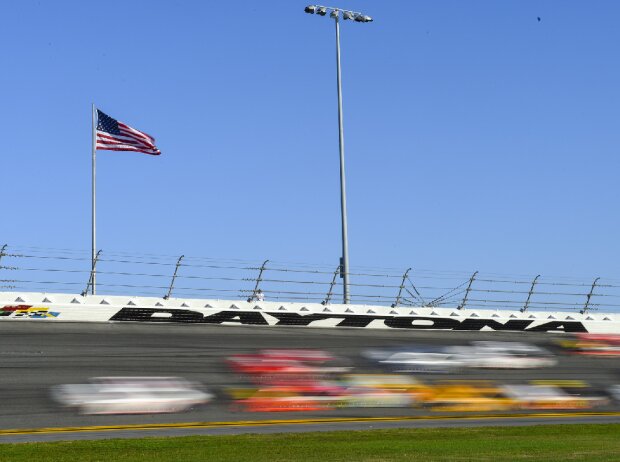 Titel-Bild zur News: Renn-Action auf dem Daytona International Speedway