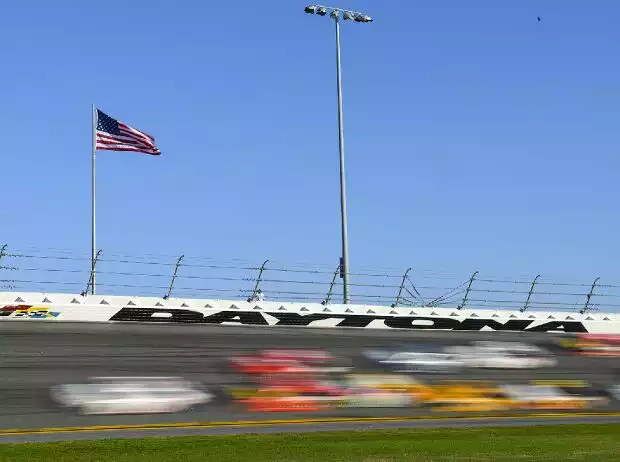 Renn-Action auf dem Daytona International Speedway Titel-Bild zur News: Renn-Action auf dem Daytona International Speedway