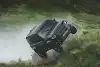 Bild zum Inhalt: James Bond 007 lässt den neuen Land Rover Defender (2020) fliegen
