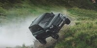 Bild zum Inhalt: James Bond 007 lässt den neuen Land Rover Defender (2020) fliegen