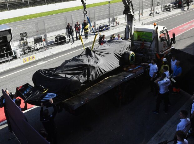Titel-Bild zur News: Lewis Hamilton, Abschleppwagen