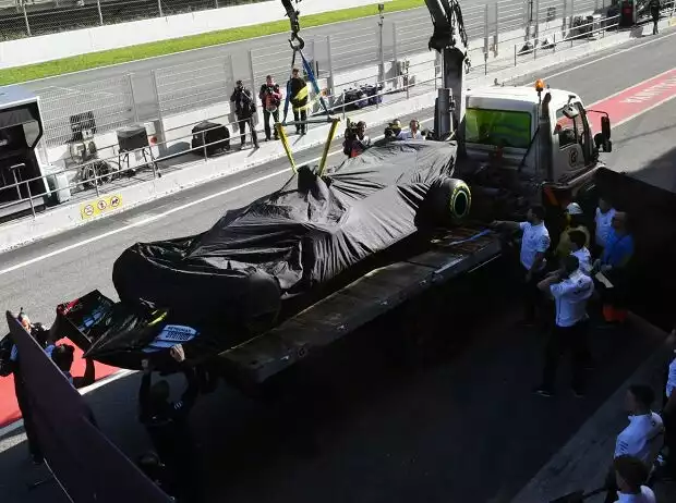 Lewis Hamilton, Abschleppwagen Titel-Bild zur News: Lewis Hamilton, Abschleppwagen