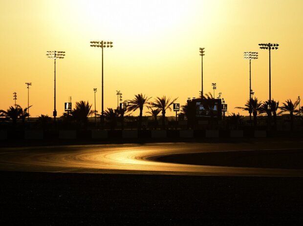 Titel-Bild zur News: Sonnenuntergang am Losail International Circuit in Katar