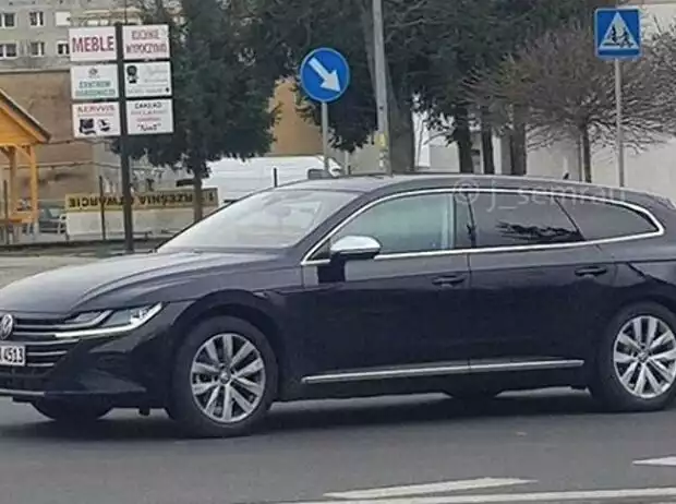 VW Arteon Wagon Spied In Traffic Flaunting Its Extra-Long Roof Titel-Bild zur News: VW Arteon Wagon Spied In Traffic Flaunting Its Extra-Long Roof