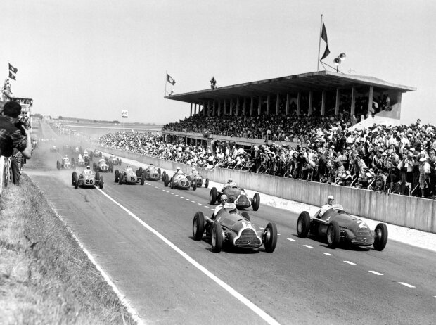 Titel-Bild zur News: Juan Manuel Fangio führt am Start in Reims 1950