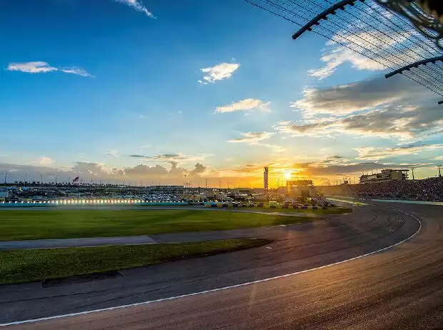 Homestead-Miami Speedway Sonnenuntergang Titel-Bild zur News: Homestead-Miami Speedway Sonnenuntergang