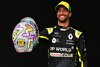 Bild zum Inhalt: Bunt auf Grau: Daniel Ricciardo stellt komplett neues Helmdesign vor