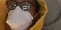 Lewis Hamilton trägt auf dem Flug nach Australien eine Corona-Schutzmaske