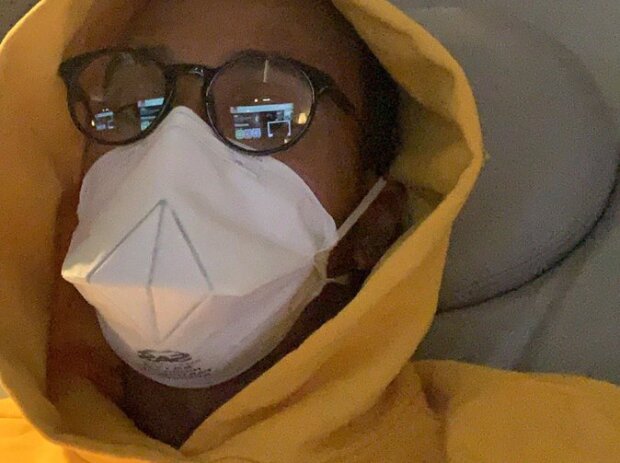Titel-Bild zur News: Lewis Hamilton trägt auf dem Flug nach Australien eine Corona-Schutzmaske