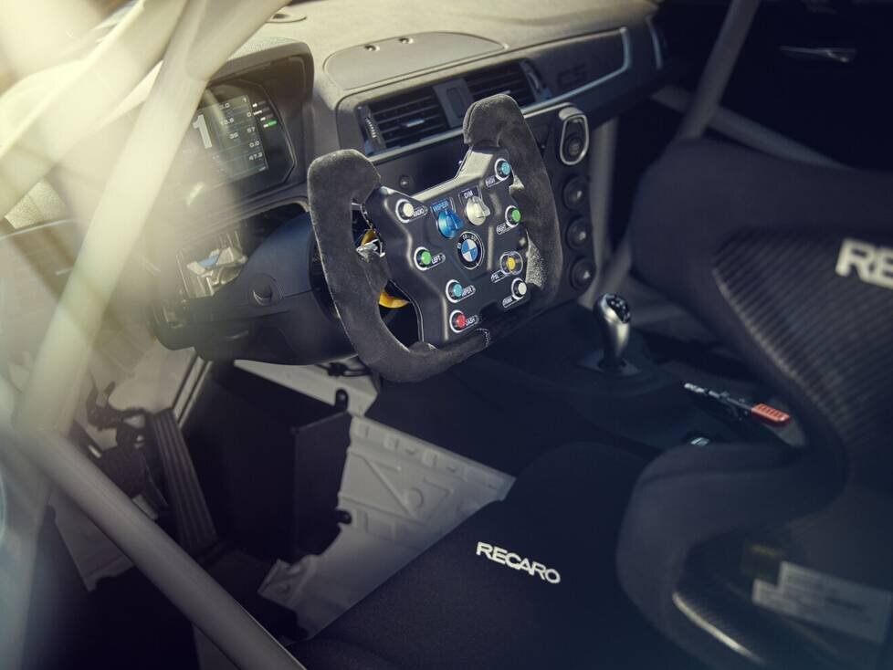 BMW M2 CS Racing, Cockpit