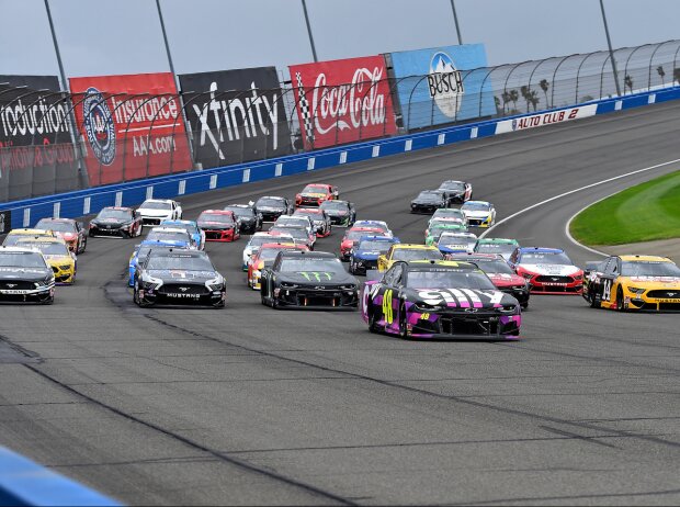 Pace-Laps in Five-Wide-Formation mit Jimmie Johnson an der Spitze Pace-Laps in Five-Wide-Formation mit Jimmie Johnson an der Spitze