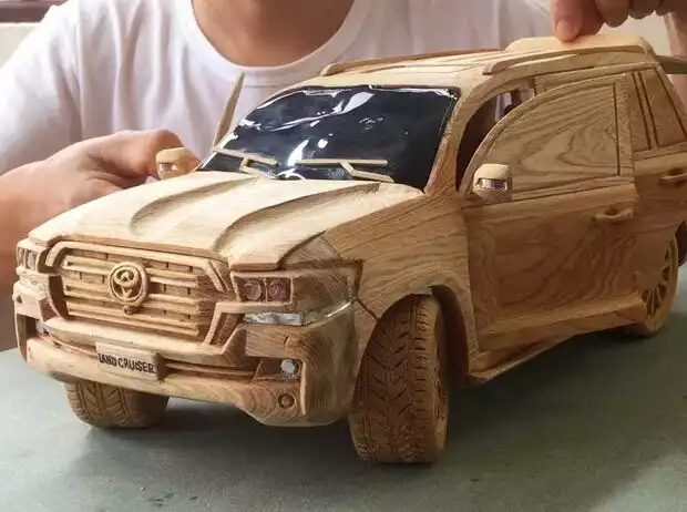 Holzschnitzerei: TOYOTA Land Cruiser V8 2020 Titel-Bild zur News: Holzschnitzerei: TOYOTA Land Cruiser V8 2020