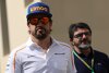 Bild zum Inhalt: Kampf gegen Corona: Fernando Alonso spendet Schutzanzüge und Masken