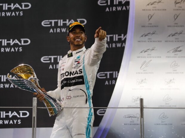 Titel-Bild zur News: Lewis Hamilton, mit Pokal