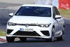 Bild zum Inhalt: VW Golf R (2020) fast ungetarnt auf dem Nürburgring erwischt