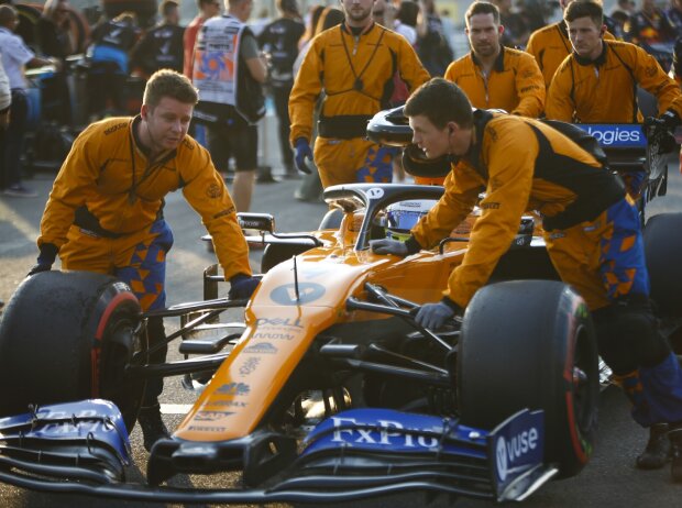 Titel-Bild zur News: Lando Norris, McLaren-Mechaniker