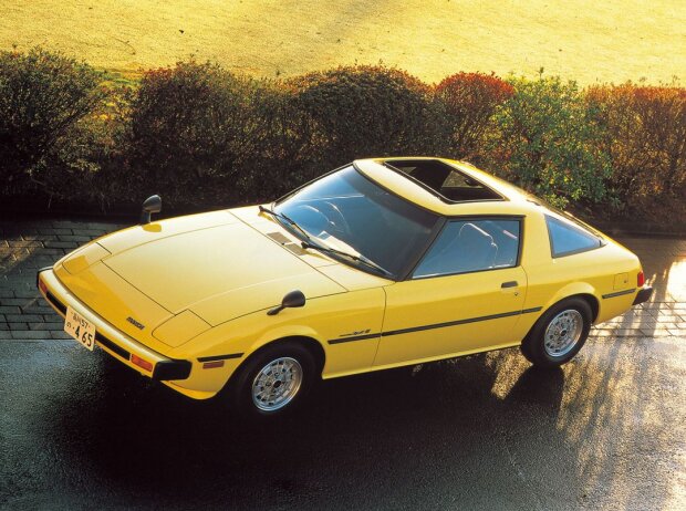 Der 1978 eingeführte Mazda RX-7 war Mazdas erster Massenmarkt-Sportwagen und wurde zum meistverkauften rotationsgetriebenen Fahrzeug der Geschichte
