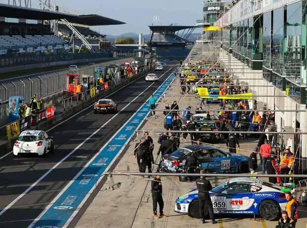 VLN, Boxengasse Titel-Bild zur News: VLN, Boxengasse