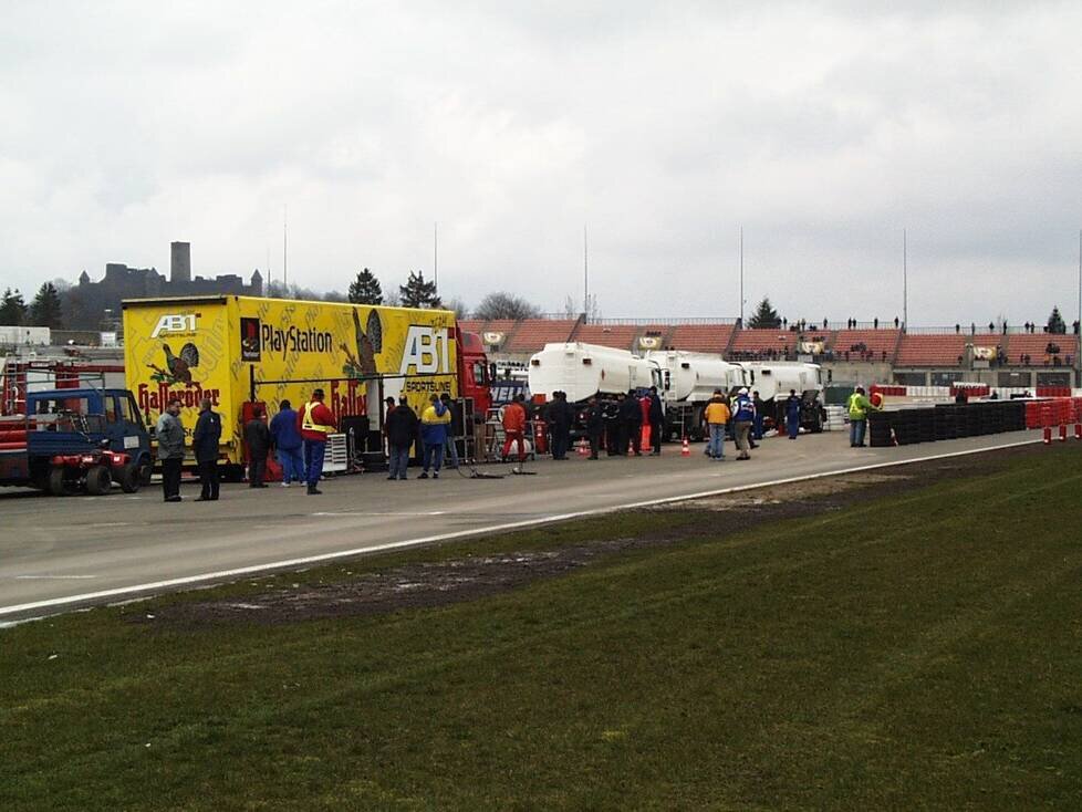 VLN, Boxengasse auf Start-/Zielgerade