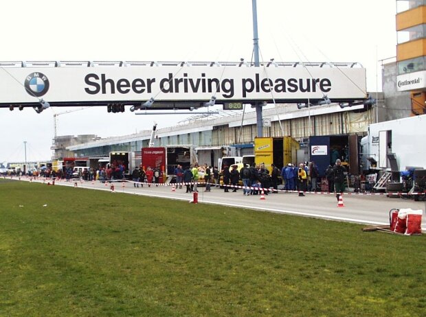 VLN, Boxengasse auf Start-/Zielgerade VLN, Boxengasse auf Start-/Zielgerade