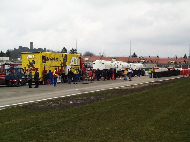 VLN, Boxengasse auf Start-/Zielgerade VLN, Boxengasse auf Start-/Zielgerade
