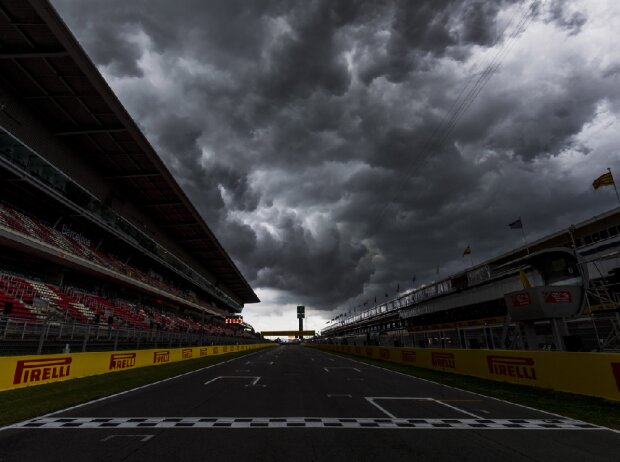 Dunkle Wolken über dem Circuit de Barcelona-Catalunya