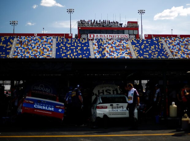 Titel-Bild zur News: NASCAR-Garage am Darlington Raceway