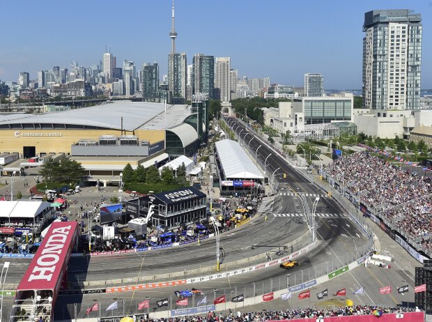 Titel-Bild zur News: IndyCar-Action auf dem Exhibition Place in Toronto