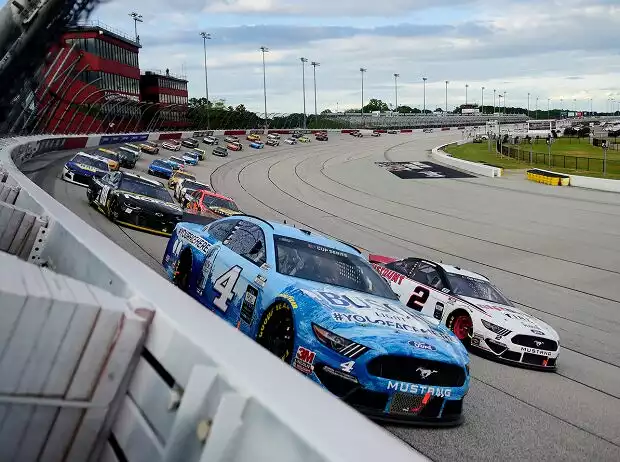 Kevin Harvick, Brad Keselowski Titel-Bild zur News: Kevin Harvick, Brad Keselowski