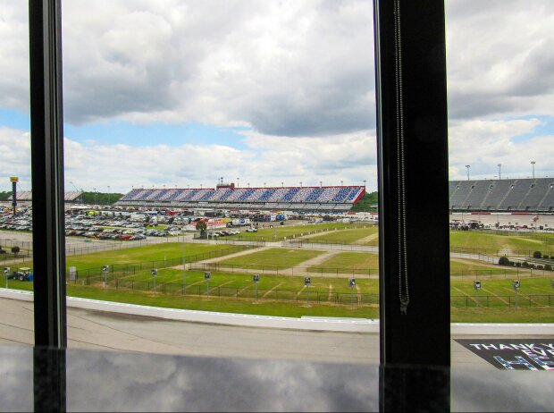 Blick aus dem Presseraum in Turn 3 am Darlington Raceway