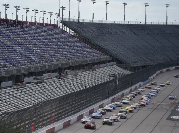 Pace-Laps auf dem Darlington Raceway vor leeren Tribünen