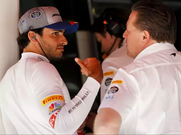 Carlos Sainz, Zak Brown Titel-Bild zur News: Carlos Sainz, Zak Brown