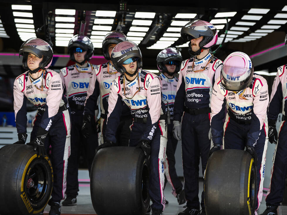 Racing-Point-Crew