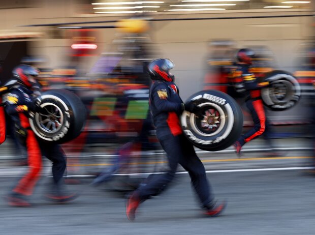 Titel-Bild zur News: Red-Bull-Mechaniker mit Pirelli-Reifen