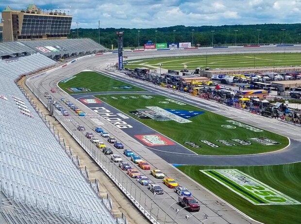 NASCAR-Zeichen gegen Rassismus mit Ansprache und Gedenkminute NASCAR-Zeichen gegen Rassismus mit Ansprache und Gedenkminute