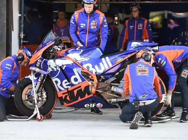 Titel-Bild zur News: Tech 3 KTM Mechaniker