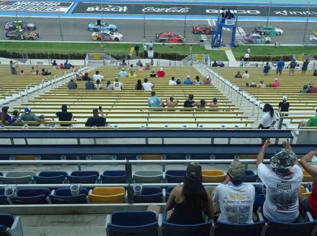 Ausgewählte Gäste auf der Tribüne des Homestead-Miami Speedway Ausgewählte Gäste auf der Tribüne des Homestead-Miami Speedway