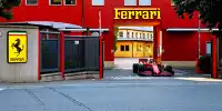 Charles Leclerc fährt aus der Ferrari-Fabrik (Gestione Sportiva) in Maranello