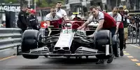 Mechaniker schieben das Auto von Antonio Giovinazzi