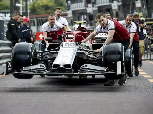 Mechaniker schieben das Auto von Antonio Giovinazzi Titel-Bild zur News: Mechaniker schieben das Auto von Antonio Giovinazzi