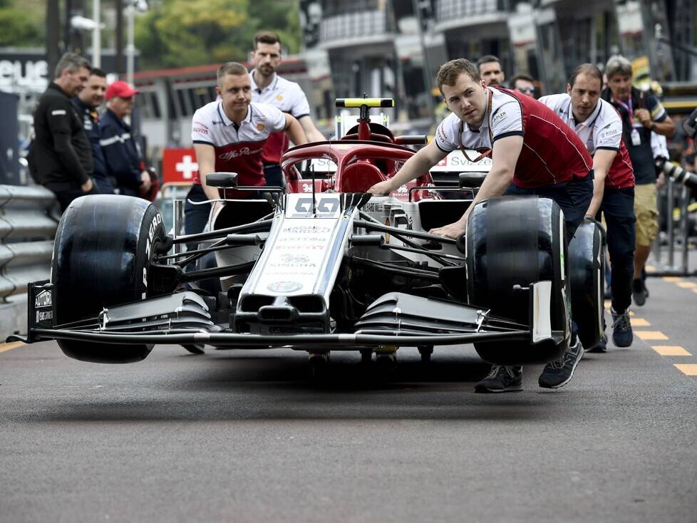 Mechaniker schieben das Auto von Antonio Giovinazzi