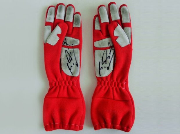 Von Michael Schumacher getragene und signierte Formel-1-Handschuhe