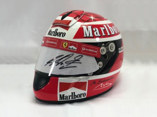 Ein Demohelm der Firma Schuberth im limierten Ferrari-Design von Michael Schumacher