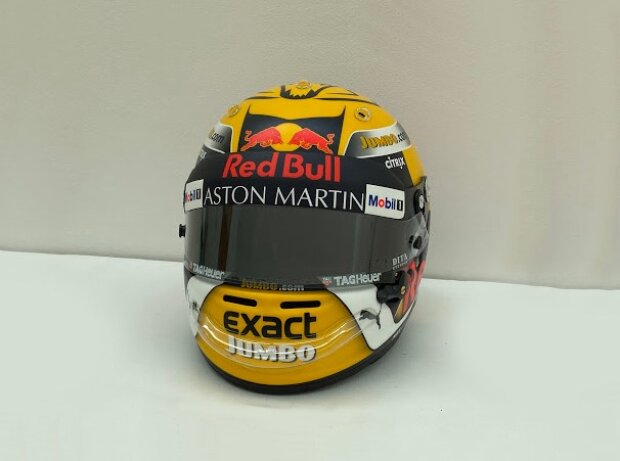 Ein Original-Helm von Max Verstappen, von ihm benutzt bei Marketing-Auftritten beim Österreich GP 2018