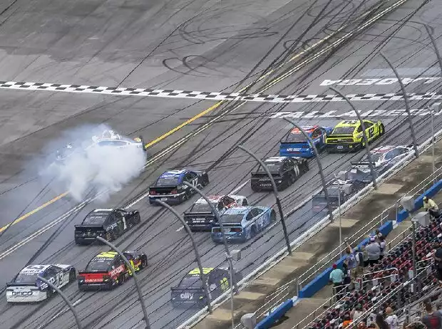 Titel-Bild zur News: Fotofinish mit Crashs: Ryan Blaney siegt vor Ricky Stenhouse