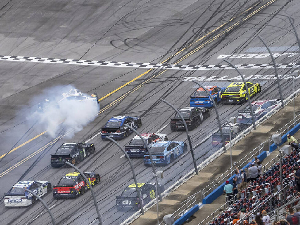 Fotofinish mit Crashs: Ryan Blaney siegt vor Ricky Stenhouse