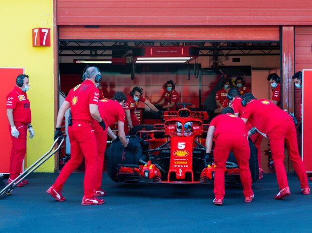 Titel-Bild zur News: Sebastian Vettel, Ferrari-Mechaniker