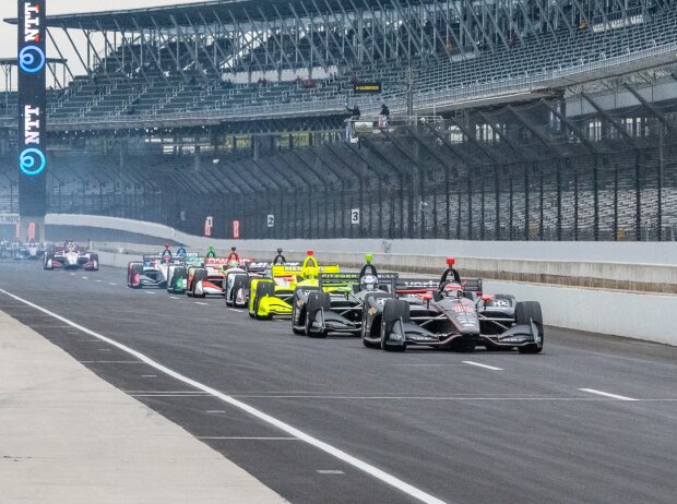 IndyCars in der Boxengasse beim Grand Prix von Indianapolis 2019 IndyCars in der Boxengasse beim Grand Prix von Indianapolis 2019