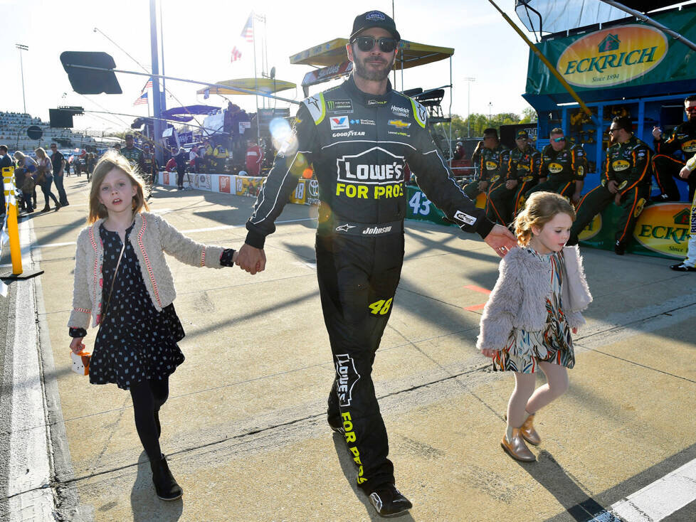 Jimmie Johnson mit seinen Töchtern Genevieve und Lydia